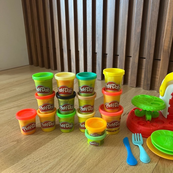 Play-doh Lot of 3 sets Pizza Oven Ice cream maker and Pasta maker with 15 dohs - Picture 5 of 8